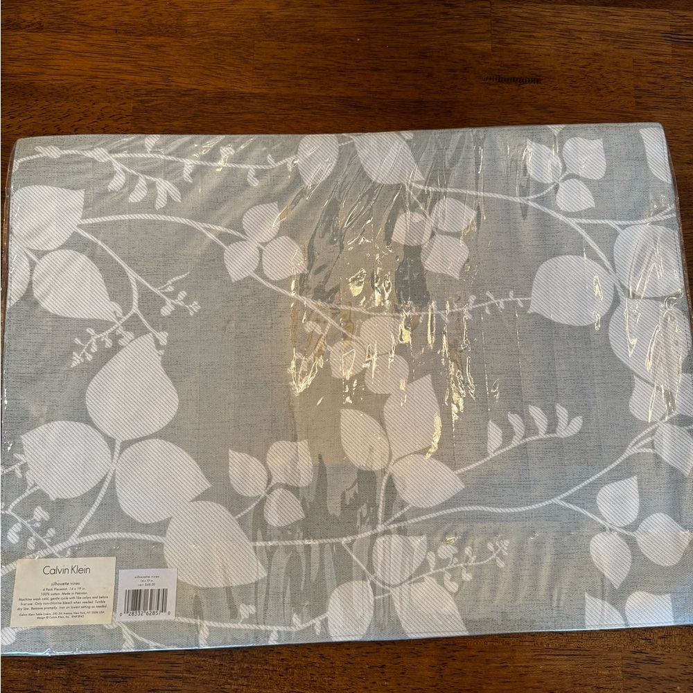 4 new Calvin Klein sage and White Leaf Pattern Placemat